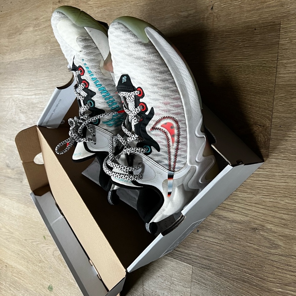Nike Giannis Immortality Force Field 
Big Kids' Basketball Shoes (6Y) EUR 38.5